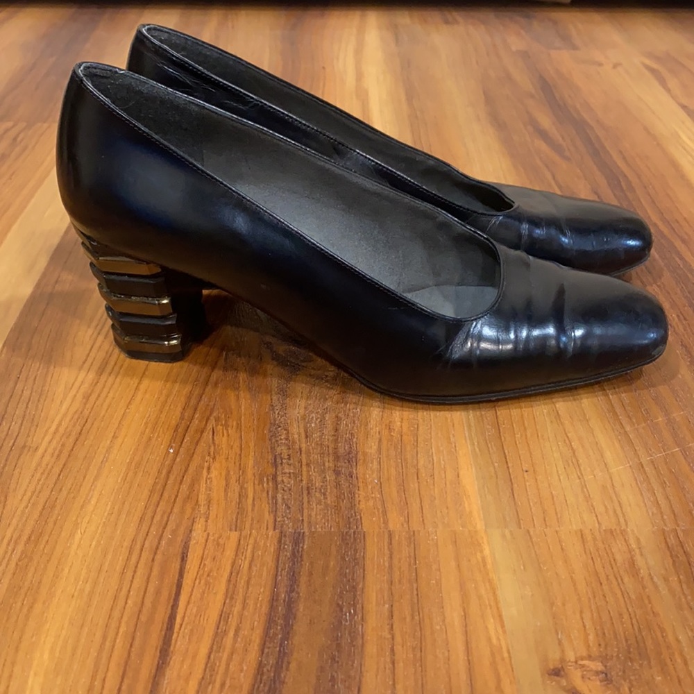 Stuart Weitzman-Size 7 Black kitten heel - Picture 4 of 5
